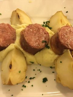 Una foto de Salchicha con manzana 🍎 asada 😋y puré de patata