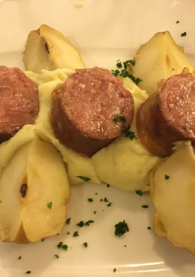 Una foto de Salchicha con manzana 🍎 asada 😋y puré de patata