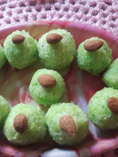 आसान टेस्टी नारियल पेठा लड्डू (Easy tasty coconut petha laddu recipe in hindi) रेसिपी मुख्य फोटो