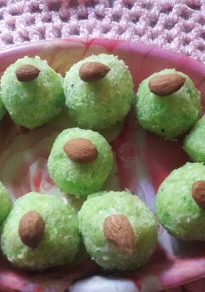 आसान टेस्टी नारियल पेठा लड्डू (Easy tasty coconut petha laddu recipe in hindi) रेसिपी मुख्य फोटो