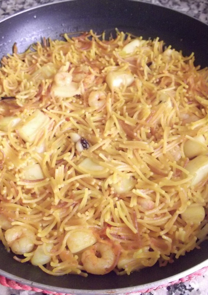 Una foto de Paella de fideos
