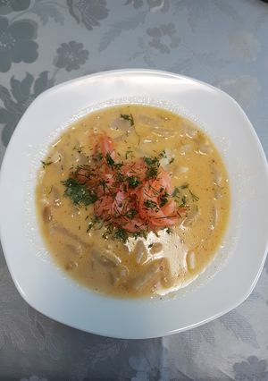 Édeskömény-kókusz leves, füstölt lazaccal recept fotója