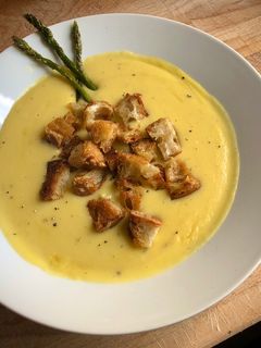 Una foto de Crema de calabaza y picatostes