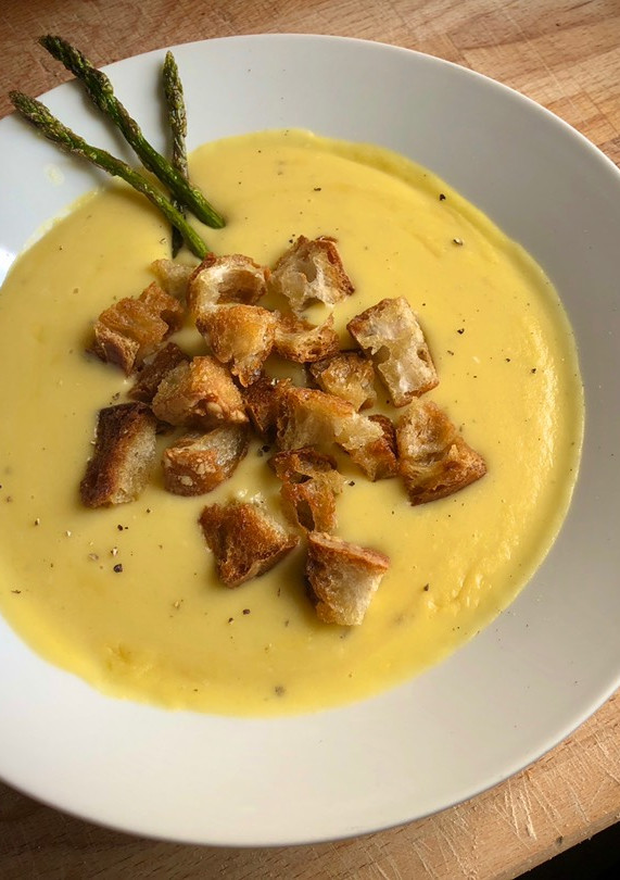 Una foto de Crema de calabaza y picatostes