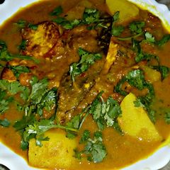 A picture of Potato and Paneer Curry.