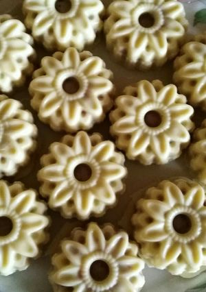 A picture of White Chocolate in a Silicone Mold.