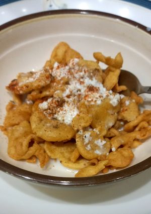 A picture of Dahi phulkiaan, snack time.