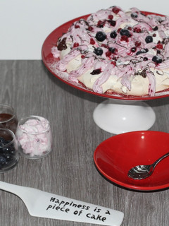 Foto de Pavlova com Natas e Coulis de Frutos Vermelhos