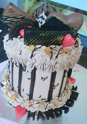 ચોકેલ્ટ ટ્રફલ ક્રીમ કેક =CHOCOLATE TRUFFLE CREAM CAKE🎂🍫in Gujarati ) રેસીપી મુખ્ય ફોટો