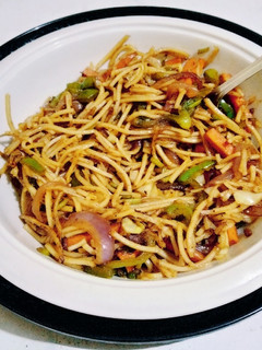स्ट्रीट स्टाईल व्हेज चाऊमीन (street style veg chowmein recipe in marathi) रेसिपी चे मुख्य फोटो