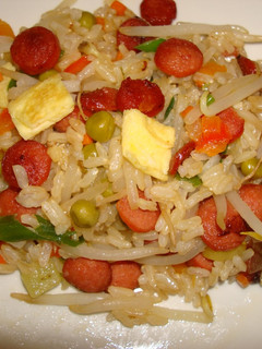 Una foto de ARROZ Jazmín INTEGRAL CON SALCHICHAS. JON STYLE