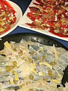 Una foto de Carpaccio de carne y mero