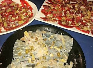 Una foto de Carpaccio de carne y mero