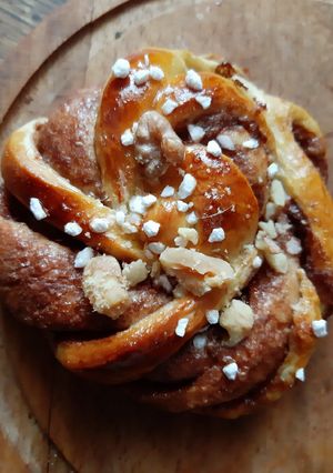 Briós (csokikrémmel, dióval és cukorral szórva) recept fotója