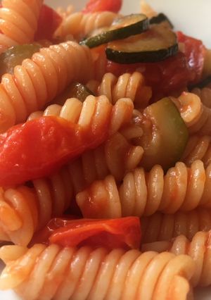 Zdjęcie przepisu Makaron w cukinią w pomidorach.