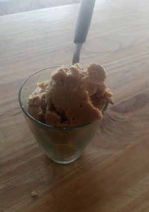 Una foto de Helado de maní y bananas 💯💯☺️