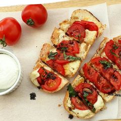 A picture of Caprese Garlic Bread.