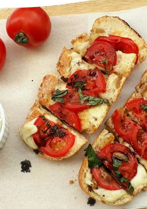 A picture of Caprese Garlic Bread.