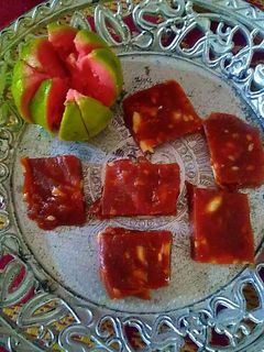 अमरूद की बर्फी रेसिपी मुख्य फोटो
