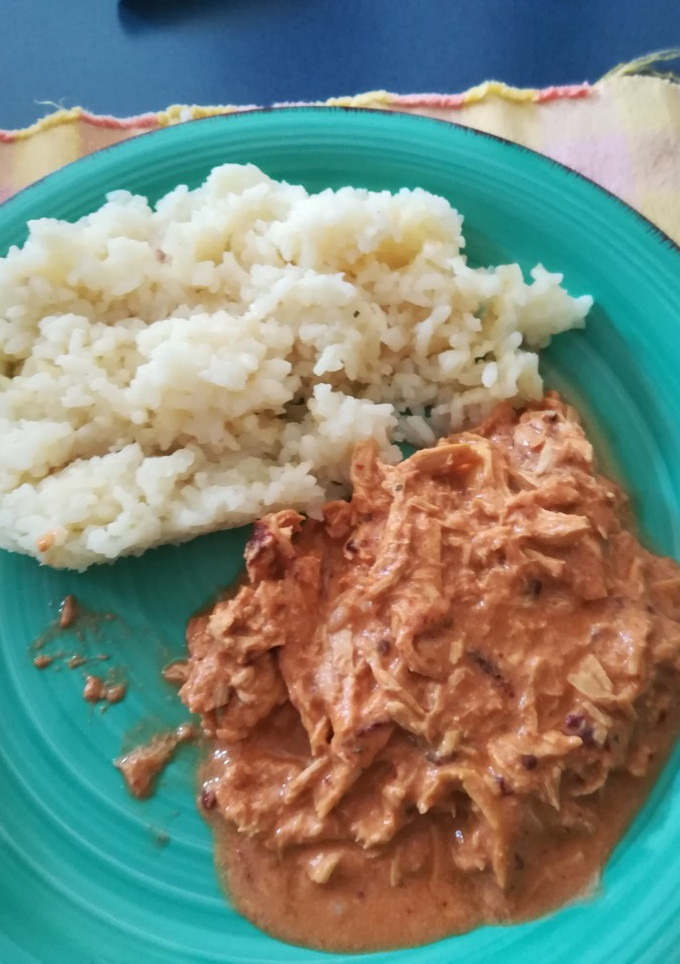 Una foto de Pollo deshebrado en crema de chile chipotle