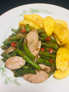 Una foto de Salteado de Vainitas con Papas al Horno!!