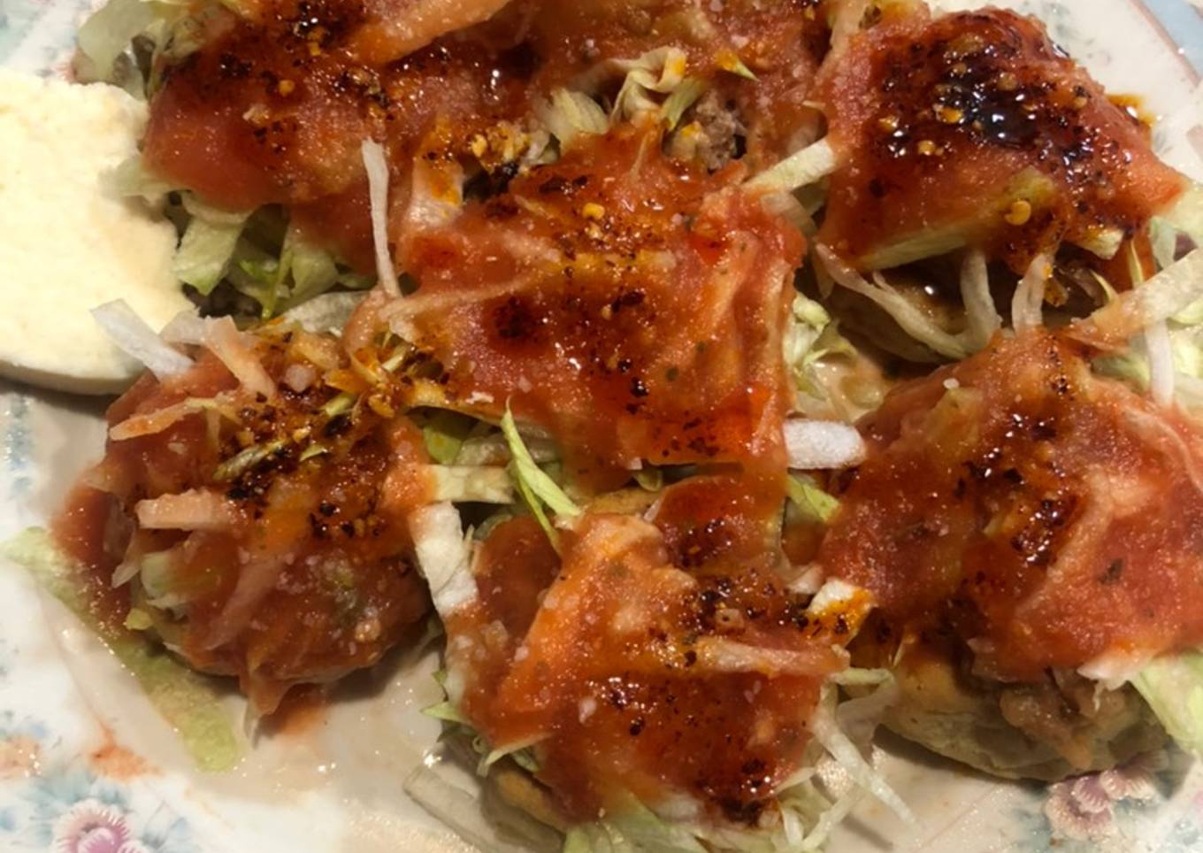 Sopes de picadillo y frijoles