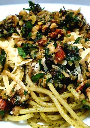 Una foto de Pesto con almendras