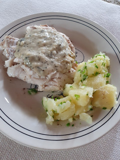 Una foto de Merluza con salsa de albahaca 🐟