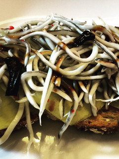 Una foto de Tosta de gulas con mango