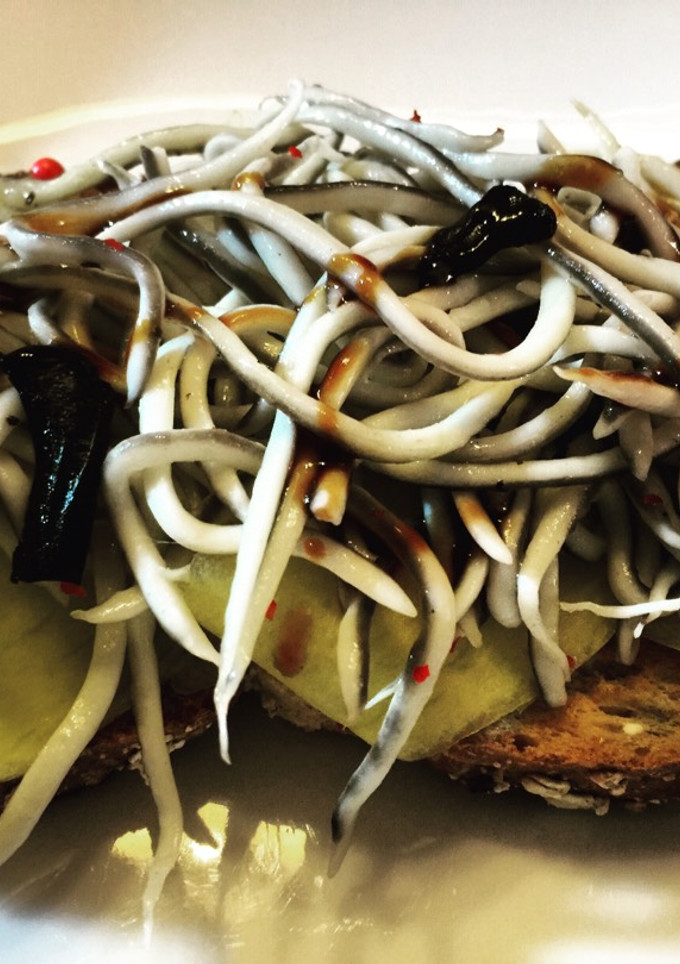 Una foto de Tosta de gulas con mango
