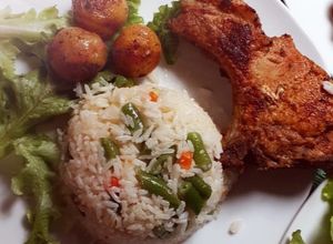 Una foto de Chuletas al horno con arroz vegetal y papá cocidas