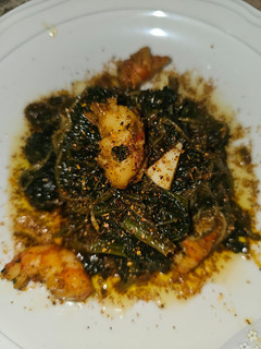 Una foto de Espinacas con fideos de arroz y gambas
