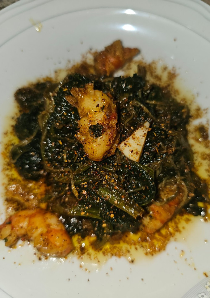 Una foto de Espinacas con fideos de arroz y gambas