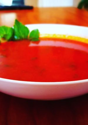 Una foto de Sopa de tomate a la aroma de apio