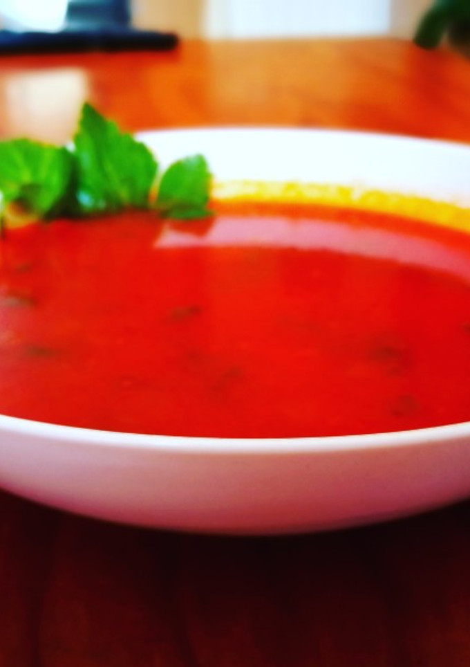 Una foto de Sopa de tomate a la aroma de apio