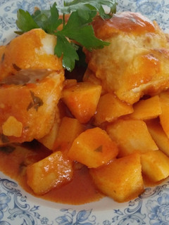 Una foto de Bacalao con patatas y tomate