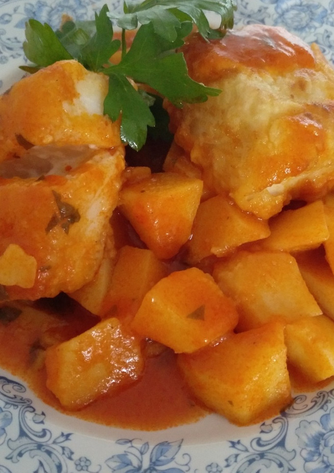 Una foto de Bacalao con patatas y tomate