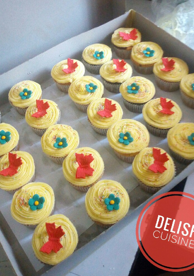 A picture of Butterscotch cupcakes with buttercream icing & toppings 😋.