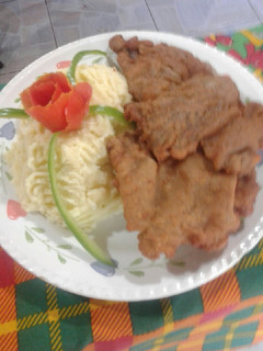 Una foto de Milanesa con puré de papa 😋😋