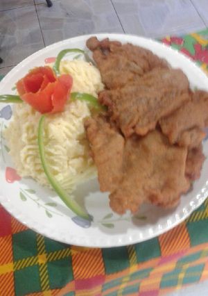 Una foto de Milanesa con puré de papa 😋😋