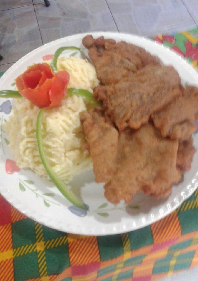 Una foto de Milanesa con puré de papa 😋😋