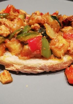 Una foto de Tosta de pisto con atún