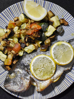 Una foto de Dorada al horno con verduras