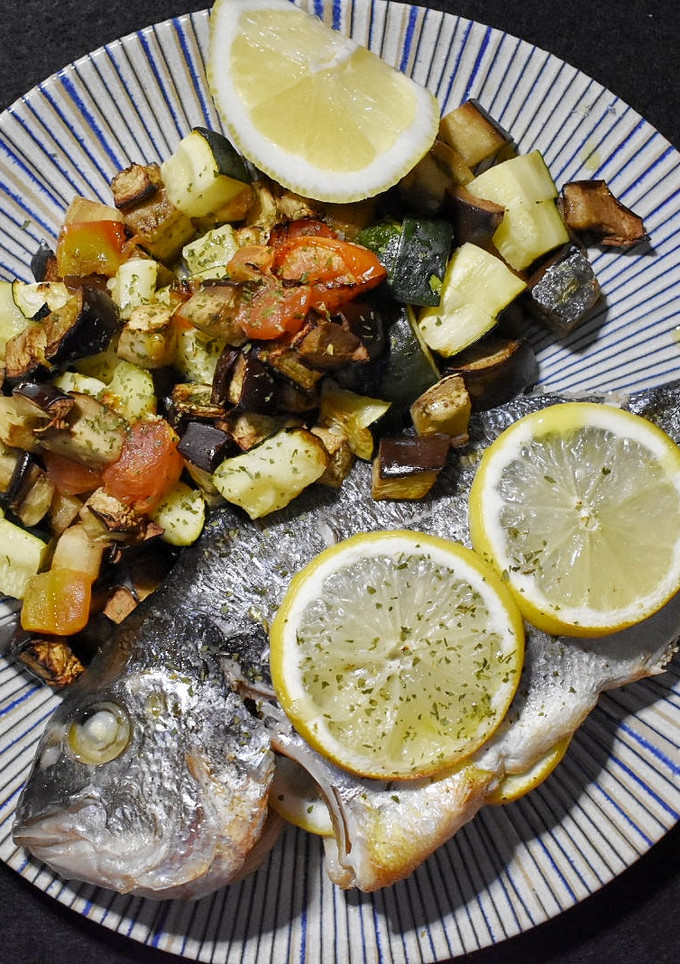 Una foto de Dorada al horno con verduras