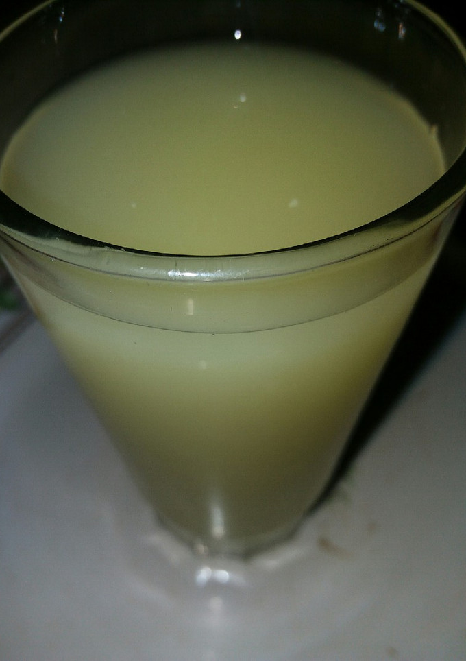 A picture of Lemon and ginger lemonade.