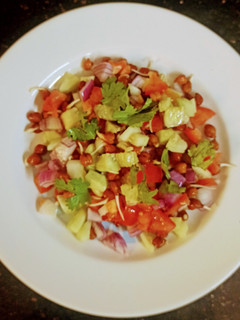 सलाद अंकुरित चने के साथ (salad ankurit chane ke sath recipe in Hindi) रेसिपी मुख्य फोटो