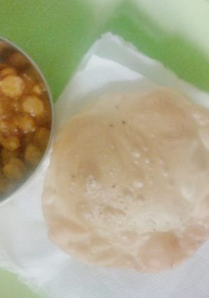 A picture of Chana with white puri.