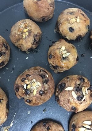 A picture of Choco chip buns.