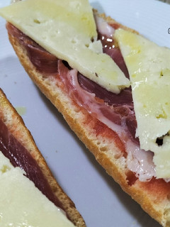 Una foto de Tosta con jamón y queso a la catalana