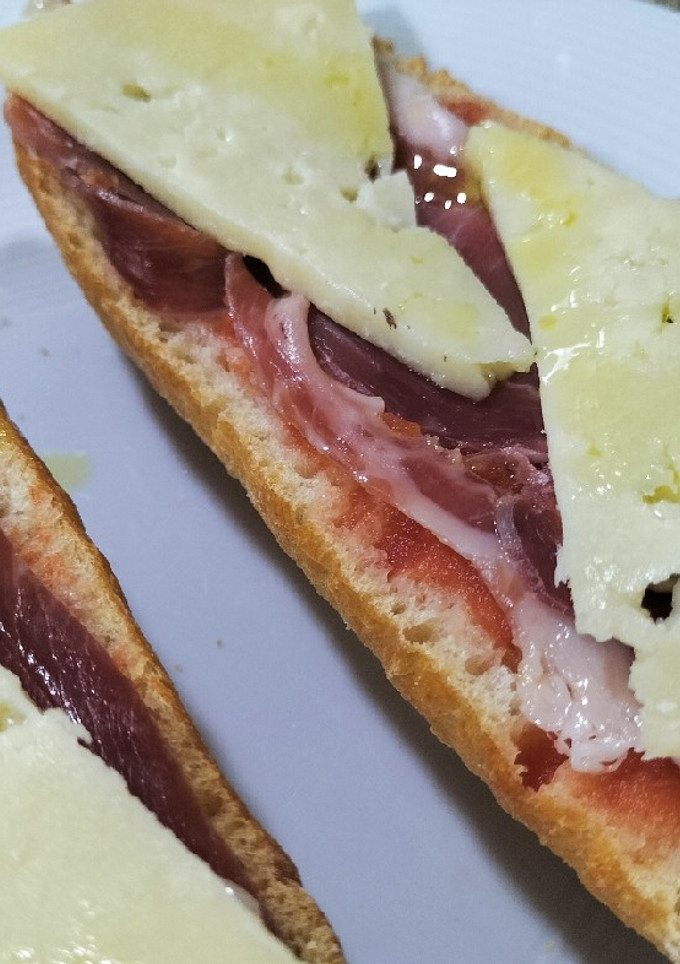 Una foto de Tosta con jamón y queso a la catalana